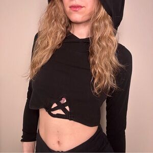 🖤Long sleeve black hooded crop top with triangle cut out details🖤